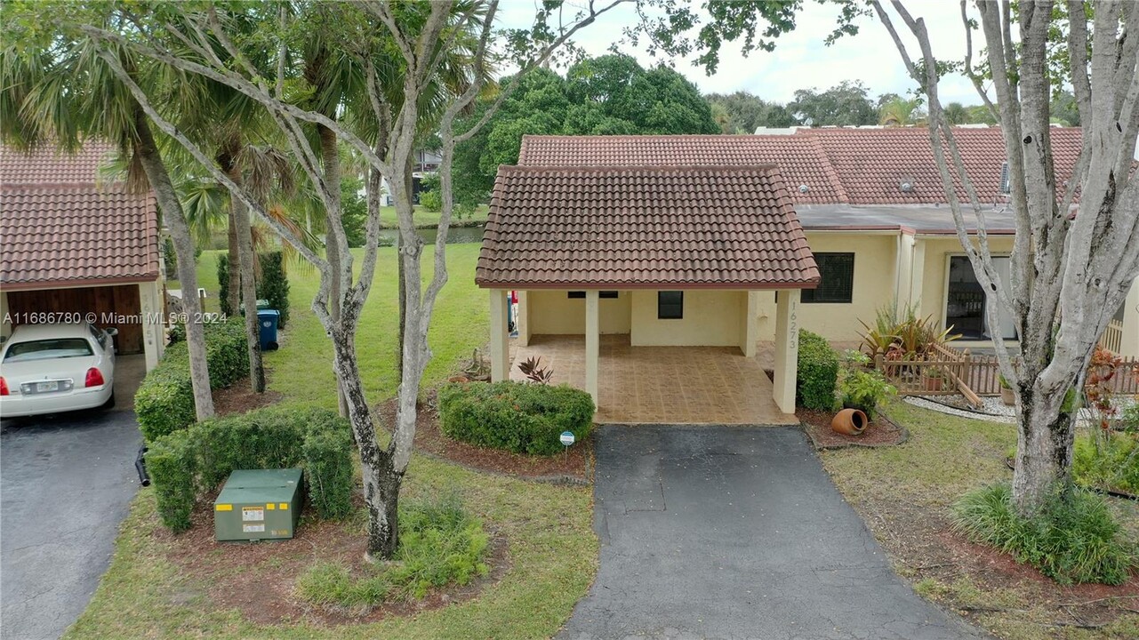 16273 Laurel Dr, Unit 7 in Weston, FL - Foto de edificio