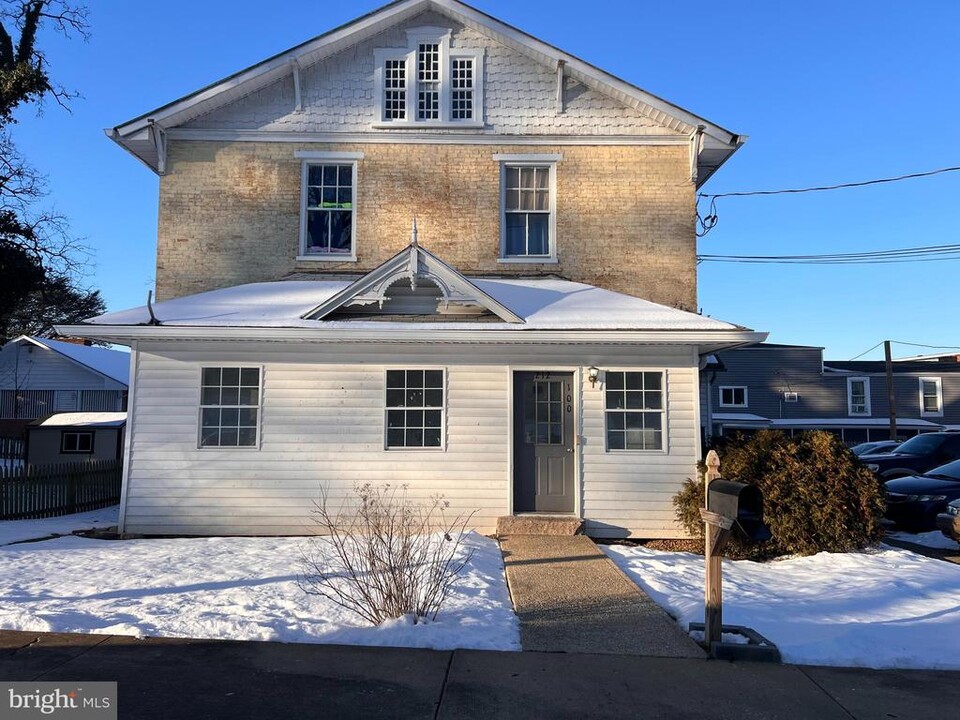 212 S Samuel St in Charles Town, WV - Building Photo