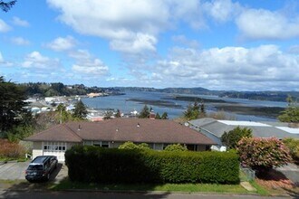 560 Elm Ave in Coos Bay, OR - Building Photo - Building Photo