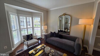 47400 River Crest St in Sterling, VA - Building Photo