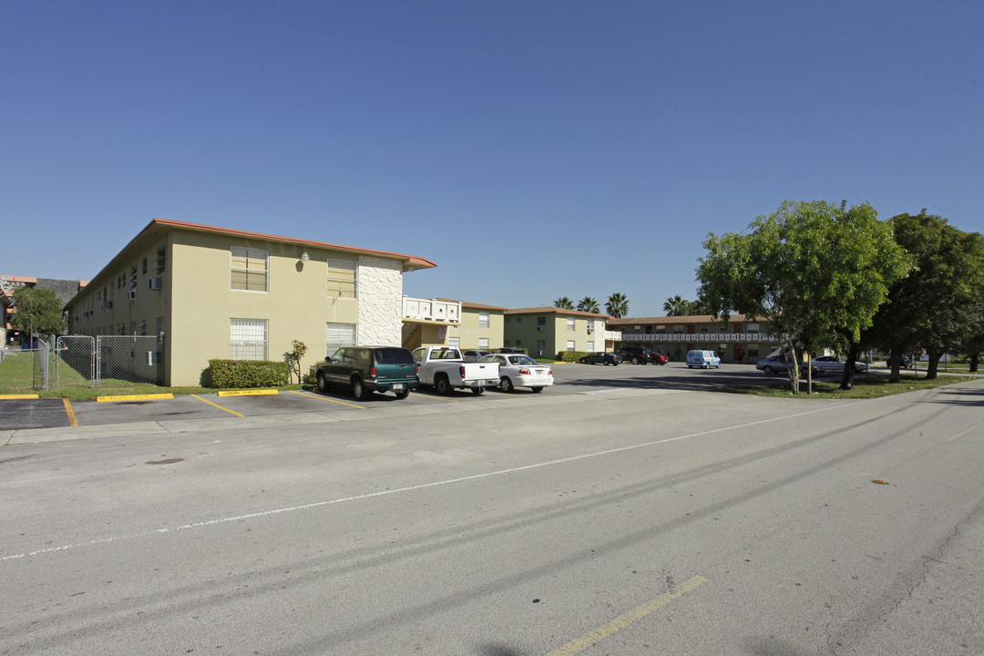 Lake Point Plaza Apartments in Hialeah, FL - Foto de edificio