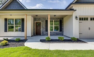 399 Bowers Rd in Travelers Rest, SC - Foto de edificio - Building Photo