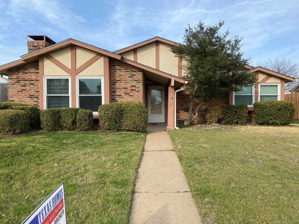 705 Kingsbridge Dr in Garland, TX - Building Photo
