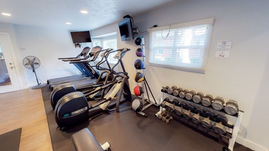 Capri Eugene - Student Living in Eugene, OR - Building Photo - Building Photo