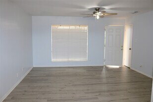 7 Manning Ln in Madisonville, TX - Building Photo