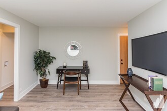 530 W Surf St in Chicago, IL - Building Photo - Building Photo