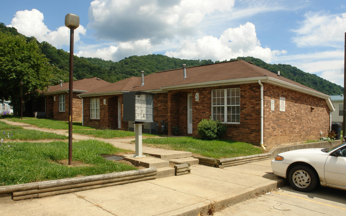 4810 Cardinal Dr in Charleston, WV - Building Photo