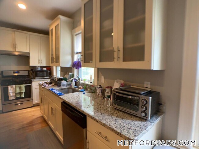 24 Greenleaf Ave in Medford, MA - Building Photo - Building Photo
