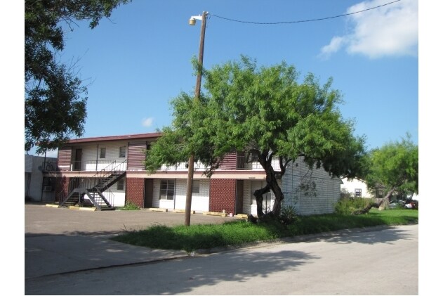 720 W Kenedy Ave in Kingsville, TX - Building Photo