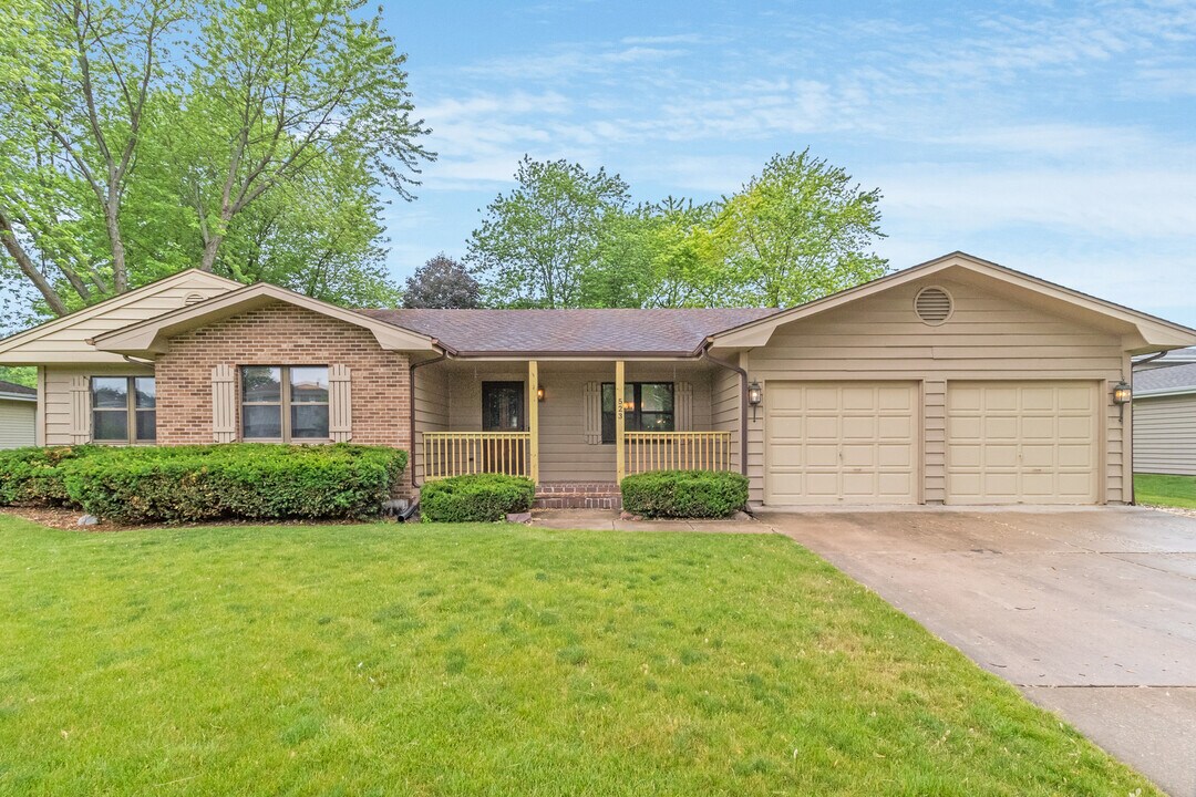 523 Carla Dr in Shorewood, IL - Building Photo