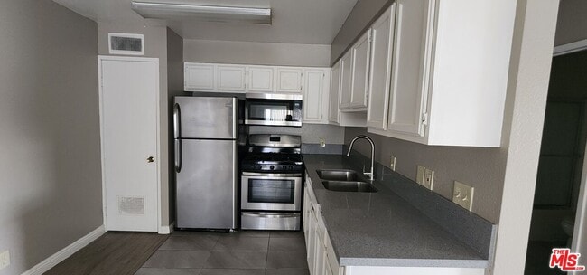 property at 820 S St Andrews Pl