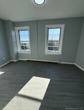 413 E Main St, Unit 2 in Bridgeport, CT - Foto de edificio - Building Photo