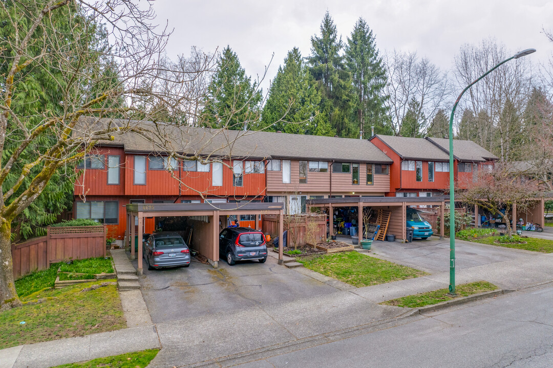 4865 Fernglen Dr in Burnaby, BC - Building Photo