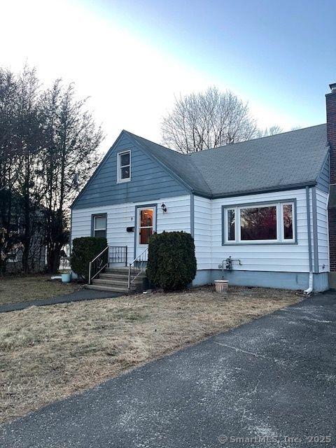 9 Sunfield Cir in Waterbury, CT - Building Photo