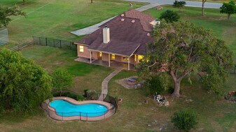 320 Woodland Oaks Trail in Buda, TX - Building Photo