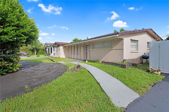 6613 Evergreen Dr in Miramar, FL - Building Photo - Building Photo