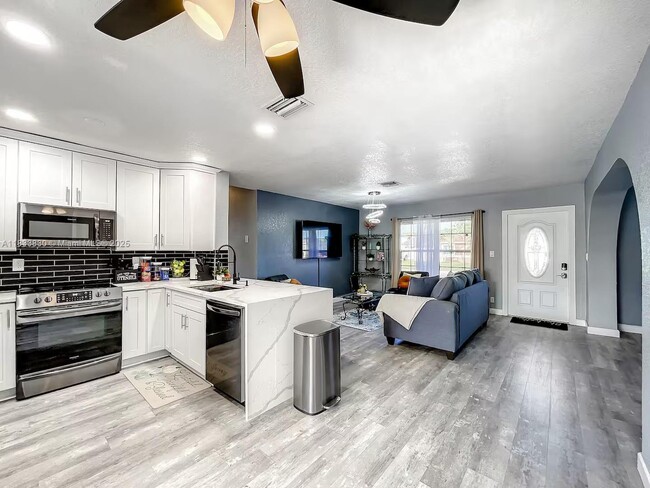 1660 SW 47th Ave in Fort Lauderdale, FL - Building Photo - Building Photo