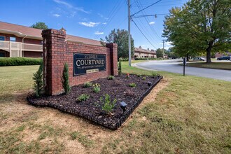 Summer Courtyard Apartments in Decatur, AL - Foto de edificio - Building Photo
