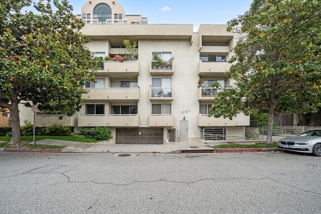 10511 Ashton Ave in Los Angeles, CA - Foto de edificio - Building Photo