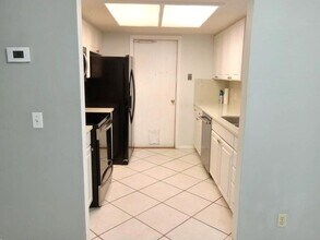 910 E Meadowmere Ln in Austin, TX - Building Photo - Building Photo