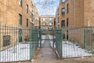 7025 N Sheridan Rd in Chicago, IL - Building Photo - Building Photo