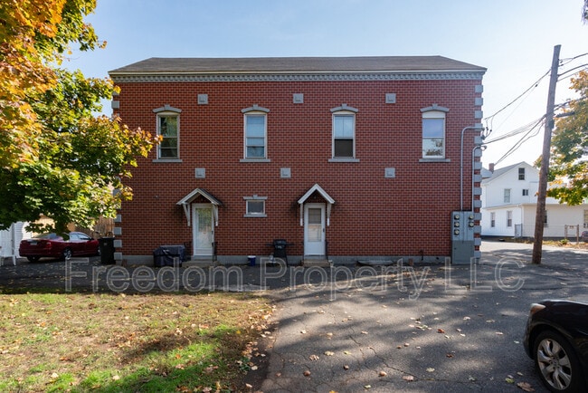 27 Railroad Ave in Southington, CT - Building Photo - Building Photo