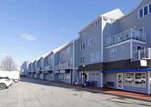 30-38 Pier Market Pl in Narragansett, RI - Foto de edificio - Building Photo