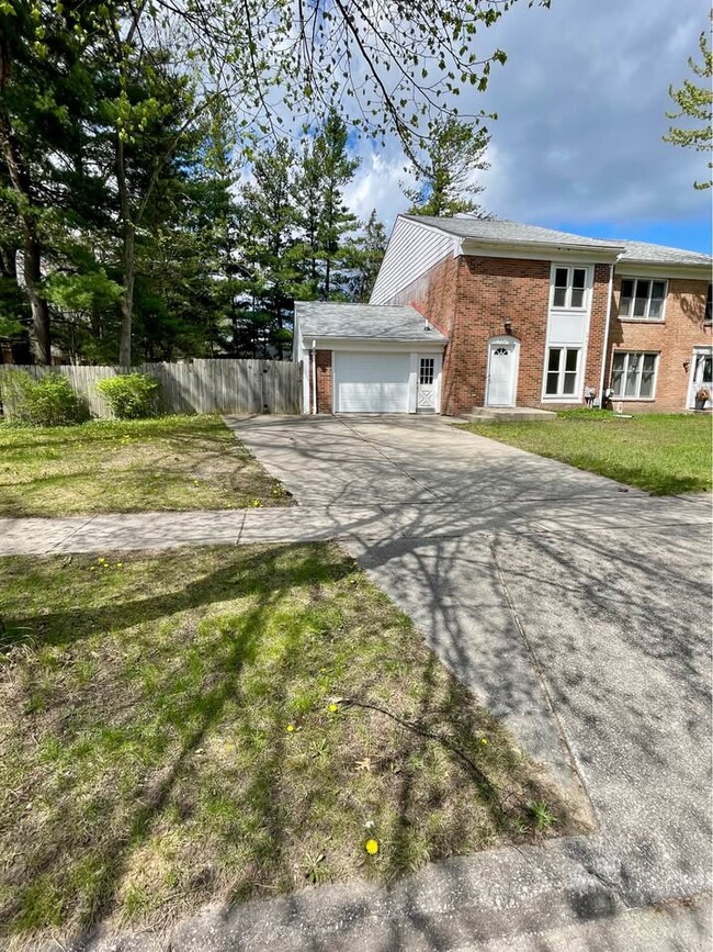 4917 Artcrest Dr in Midland, MI - Building Photo - Building Photo