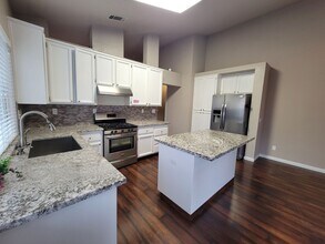 9316 Caulfield Dr in Elk Grove, CA - Foto de edificio - Building Photo