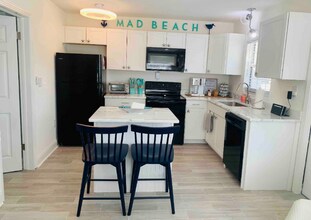 154 147th Ave, Unit A in Madeira Beach, FL - Foto de edificio - Building Photo