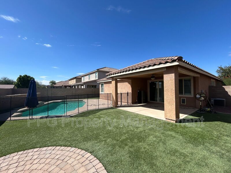 15747 W Shaw Butte Dr in Surprise, AZ - Foto de edificio