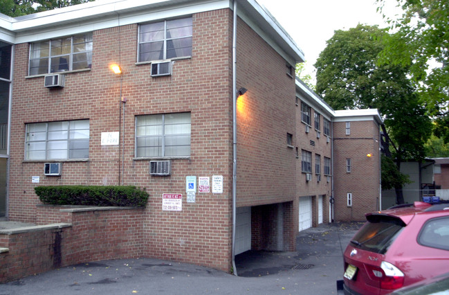 76 E Park St in East Orange, NJ - Foto de edificio - Building Photo