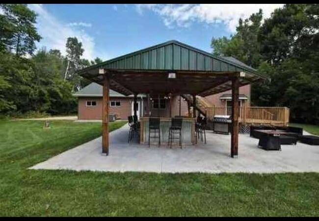 969 Riverside Dr in Suamico, WI - Building Photo - Building Photo