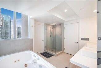 1300 Brickell Bay Dr, Unit #3208 in Miami, FL - Foto de edificio - Building Photo