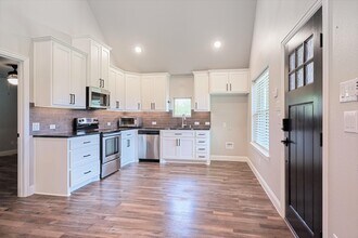 1128 Izzy Ln in Little Elm, TX - Foto de edificio - Building Photo