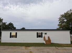 200 Gregory Ln in Bloomfield, IA - Building Photo