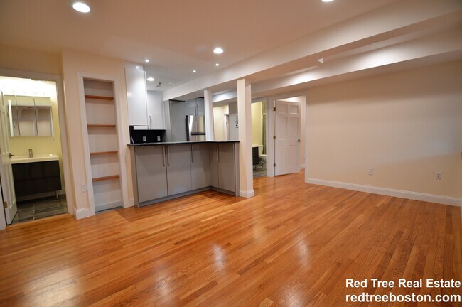 1804 Beacon St, Unit 2 in Brookline, MA - Building Photo - Building Photo