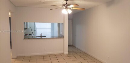 203 Lake Pointe Dr, Unit 102 in Oakland Park, FL - Building Photo - Building Photo