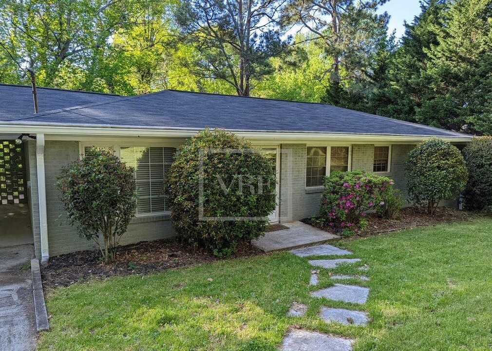 384 Charles Pl in Roswell, GA - Building Photo