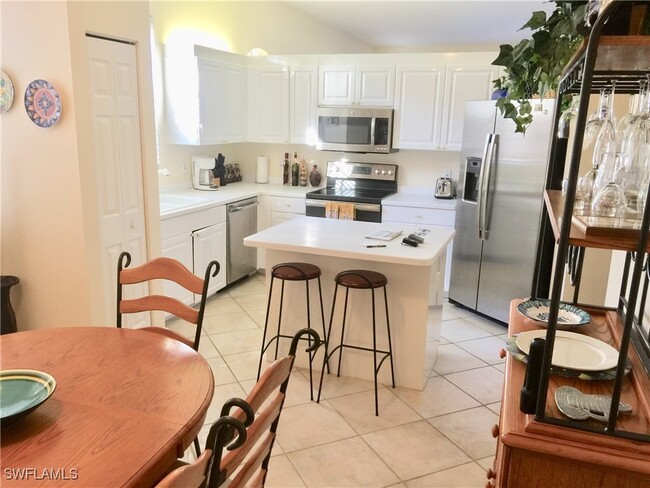 200 Lambiance Cir in Naples, FL - Foto de edificio - Building Photo