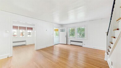 460 Carol Pl in Pelham Manor, NY - Building Photo - Building Photo