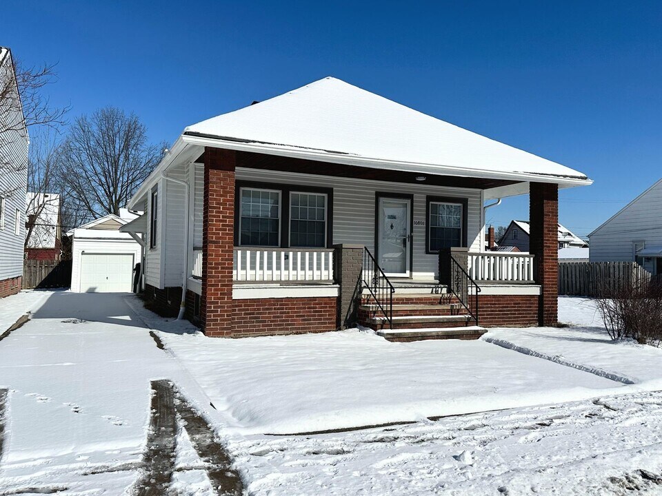 10801 Vernon Ave in Garfield Heights, OH - Building Photo
