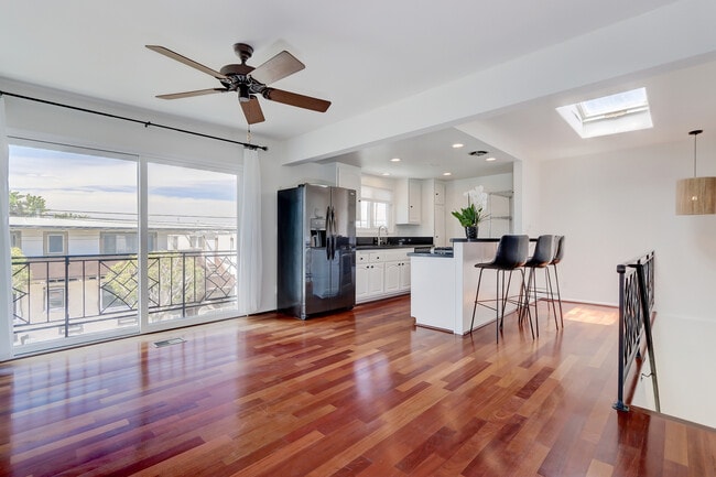 744 12th St, Unit 744 12th St in Manhattan Beach, CA - Foto de edificio - Building Photo