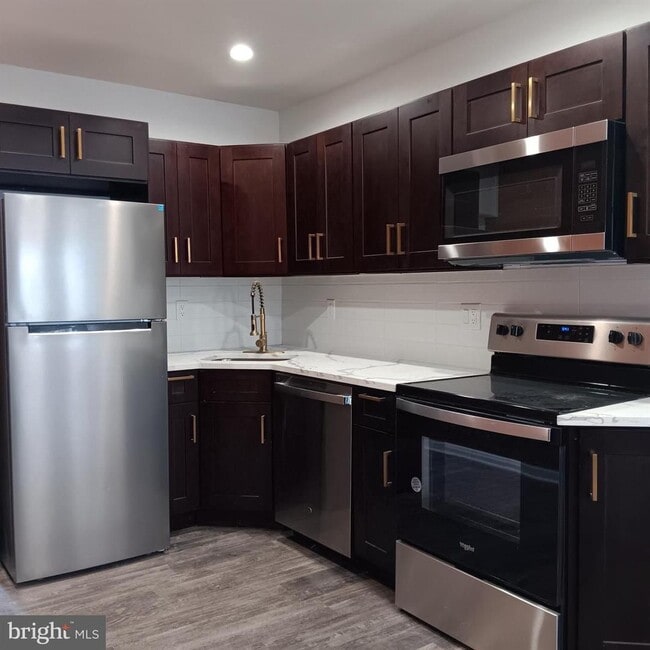 1911 N Lawrence St in Philadelphia, PA - Foto de edificio - Building Photo