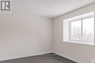 414 Stone Rd W in Guelph, ON - Building Photo - Building Photo