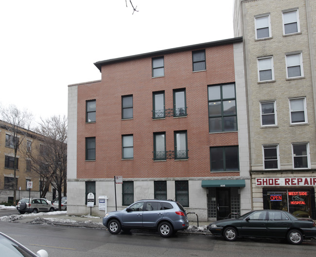 835 W Diversey Ave in Chicago, IL - Foto de edificio - Building Photo
