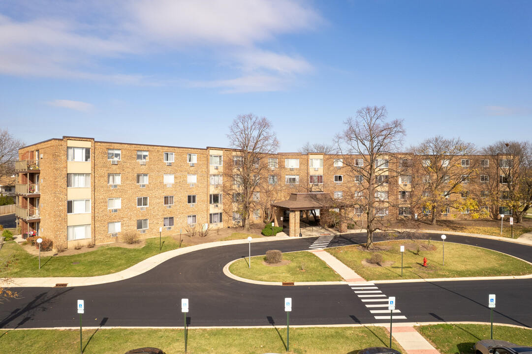 Moon Lake Village Condominiums in Schaumburg, IL - Building Photo