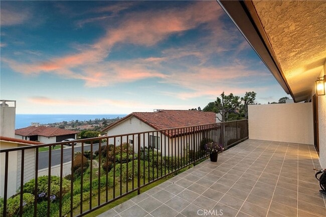 25 Ocean Crest Ct in Rancho Palos Verdes, CA - Building Photo - Building Photo