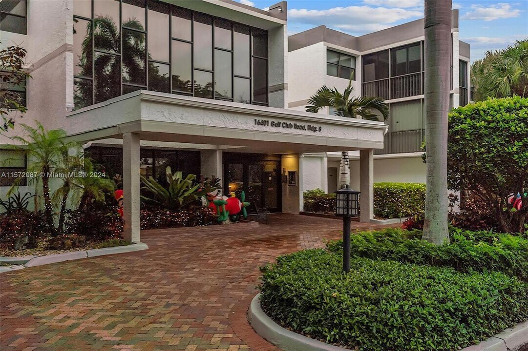 16401 Golf Club Rd, Unit 305 in Weston, FL - Building Photo