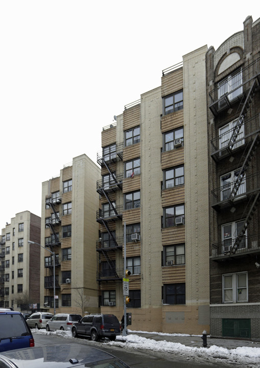 2205 Creston Ave in Bronx, NY - Building Photo